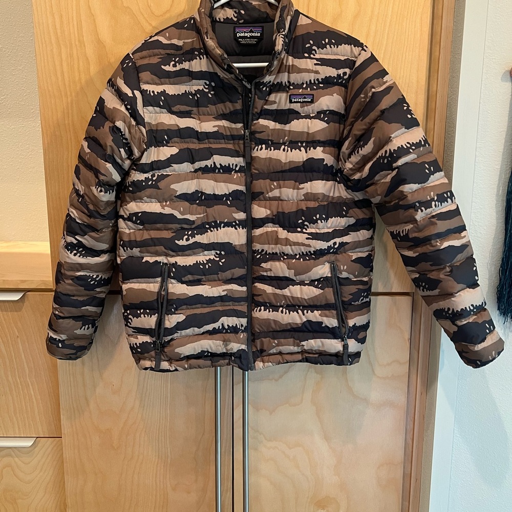 Patagonia down filled puffer coat. Boys size XXL. Camouflage